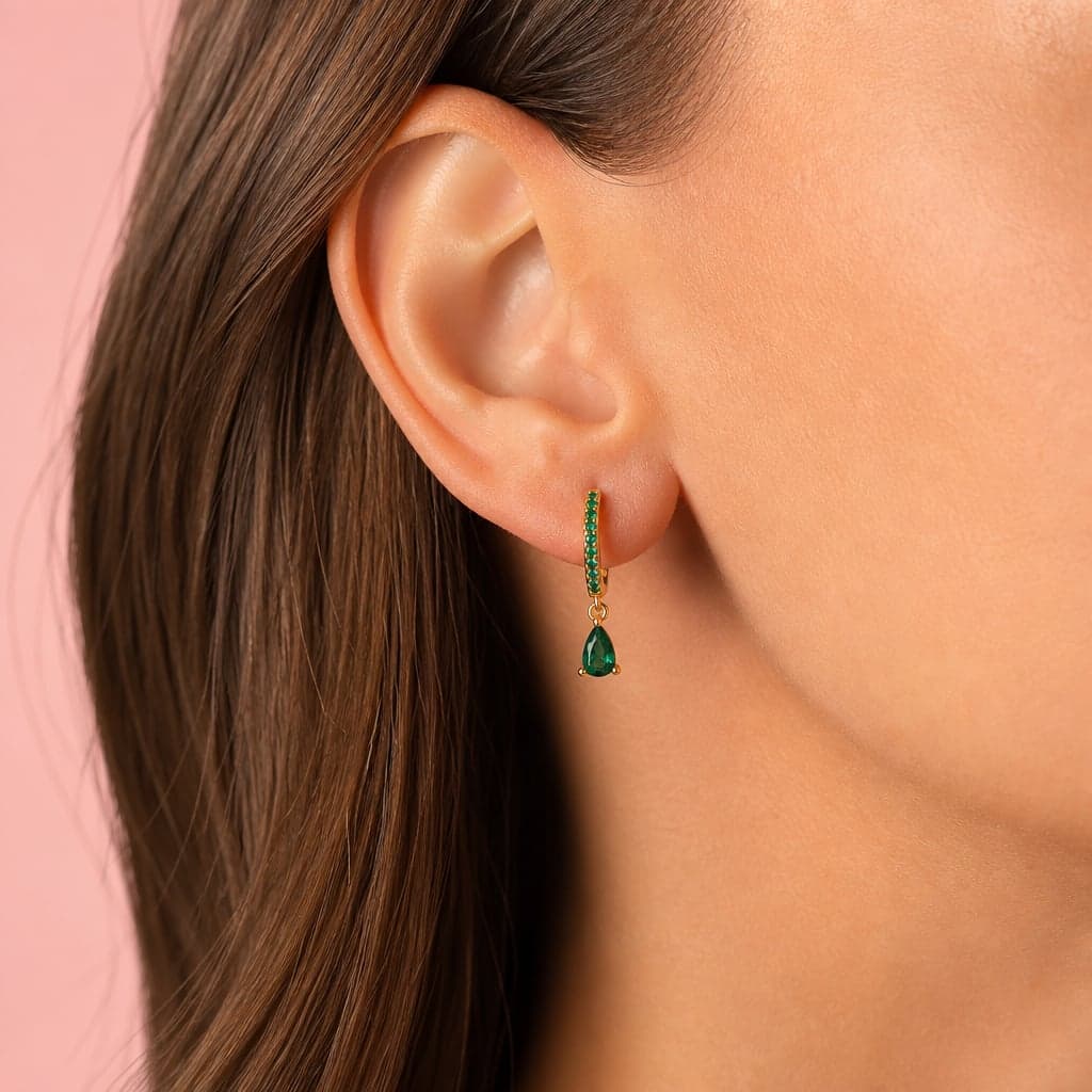 Gouden oorbellen met groene stenen