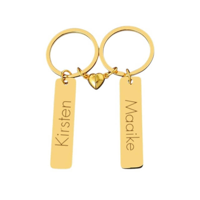 Naam Sleutelhanger Set met Magnetisch Hartje goud